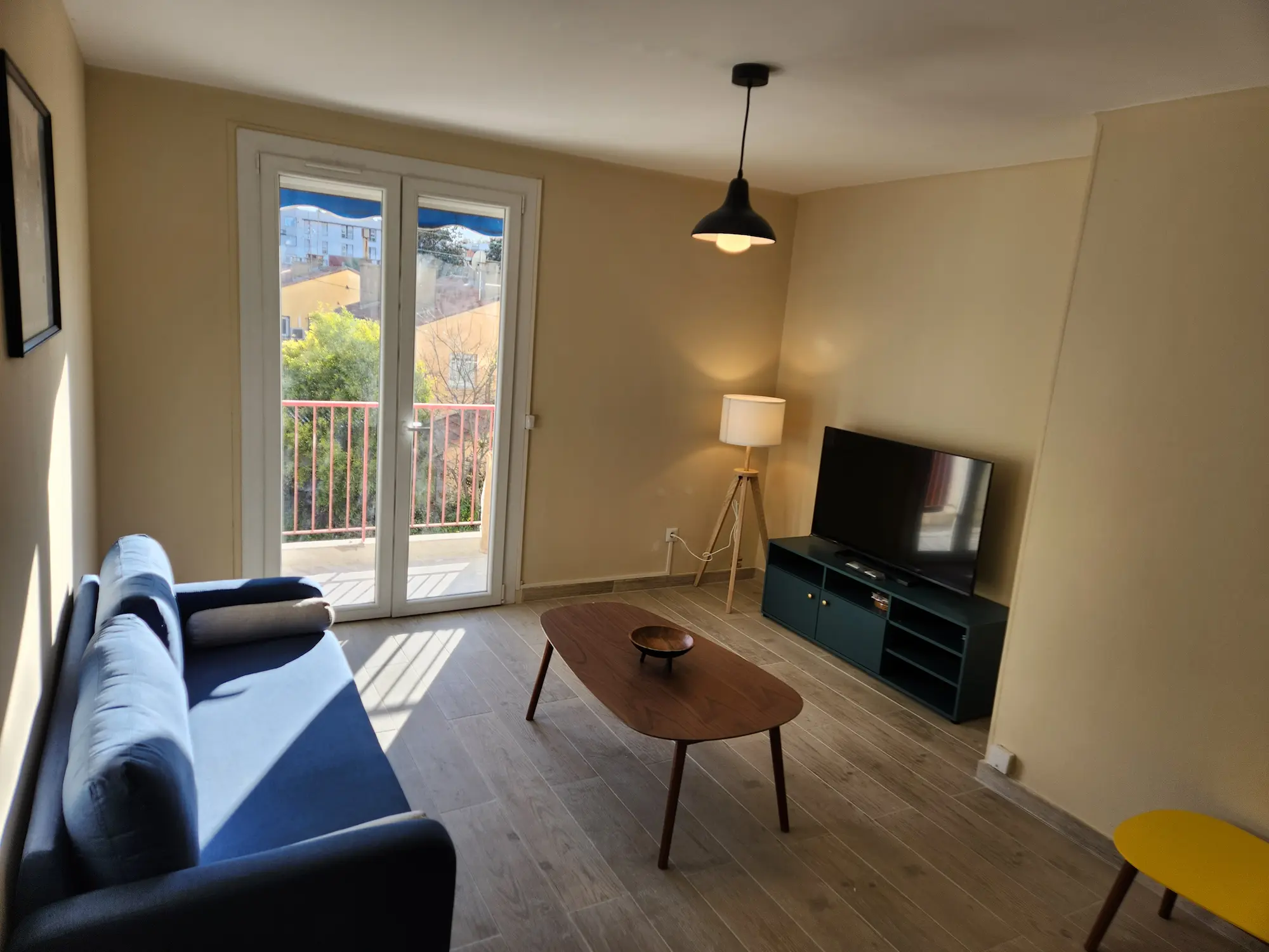 Travaux rénovation Montpellier – salon séjour après travaux par artisan ABYL34