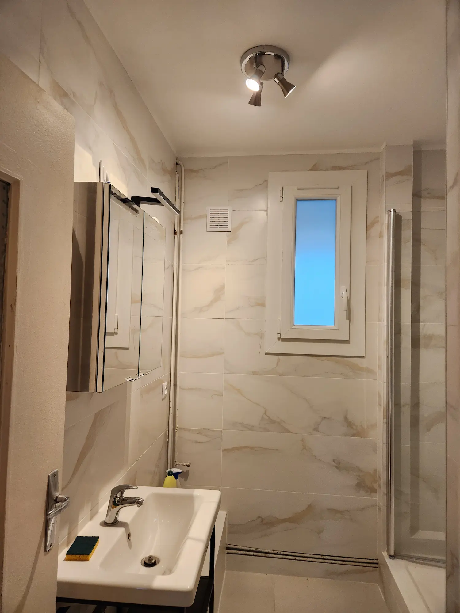 Rénovation salle de bain Montpellier – carrelage effet marbre blanc vasque et douche