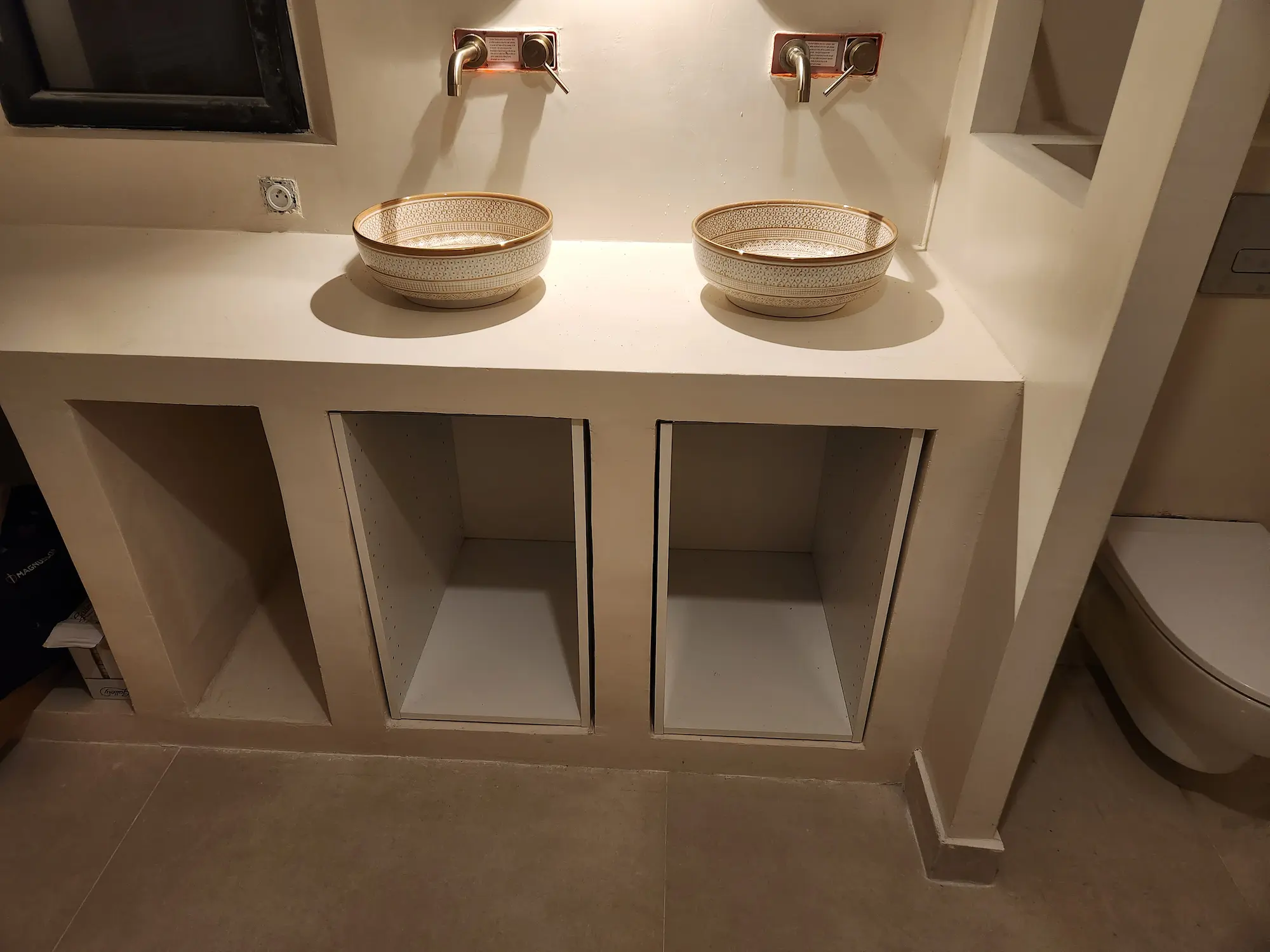 Rénovation salle de bain Montpellier – double vasque béton ciré robinetterie dorée